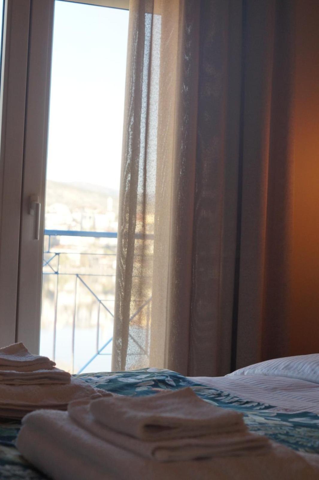 Daphne Luxury Apartment Kastoria Buitenkant foto